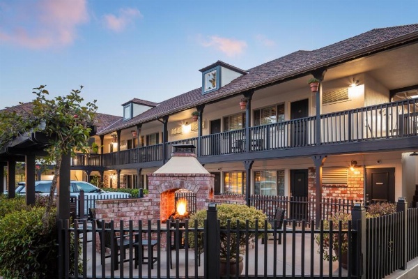 Candle Light Inn image 20