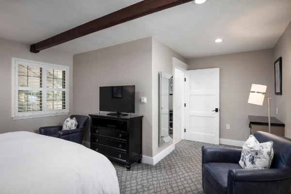 Candle Light Inn image 8